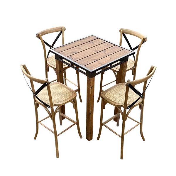 שולחן מרובע גבוה עם 4 כסאות עץ מיושרות