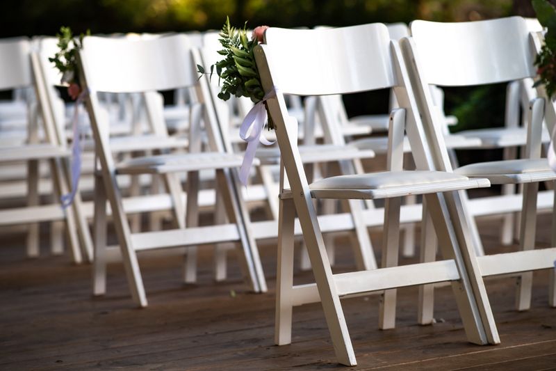 כסאות עץ לבנים מתקפלים