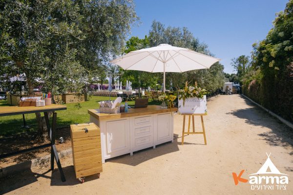 ⁦מזנון לבן דמוי מגירות טופ אורן טבעי⁩ – תמונה ⁦2⁩
