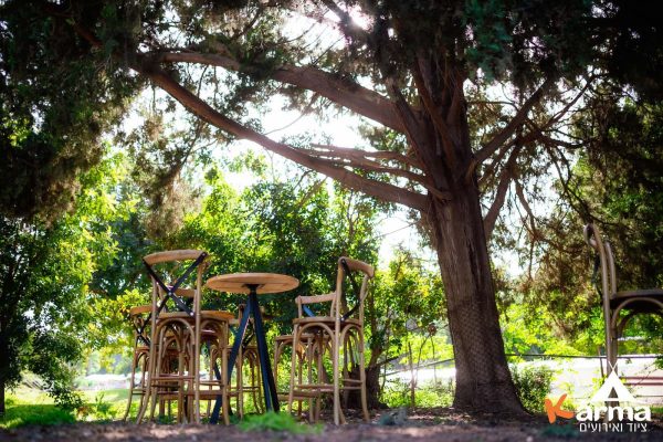 ⁦שולחן בר רגל משולשת שחורה טופ טבעי עגול⁩ – תמונה ⁦7⁩